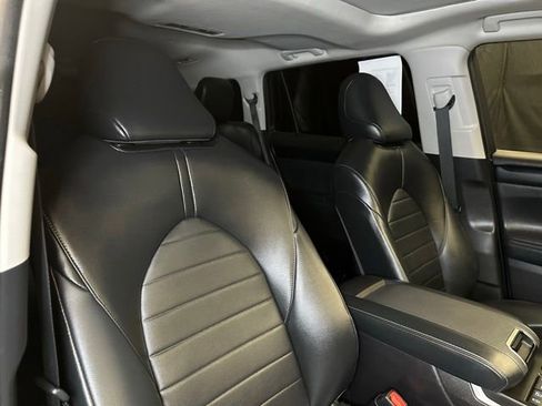 Used 2022 Toyota Highlander XLE AWD/4WD image 13