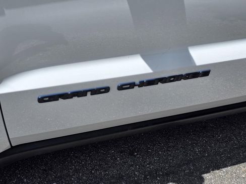 Used 2019 Jeep Grand Cherokee Laredo image 5