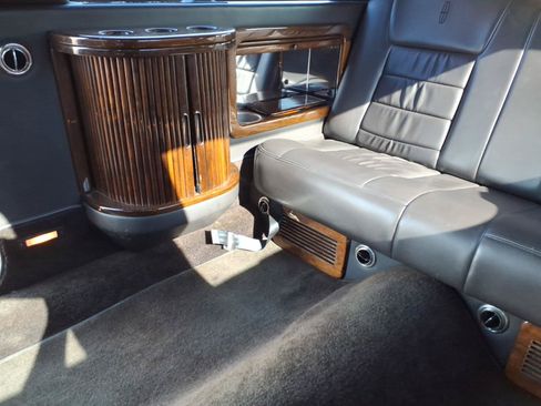 Used 1999 Lincoln Town Car Executive RWD image 17