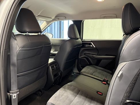 Used 2024 Mitsubishi Outlander SE image 29