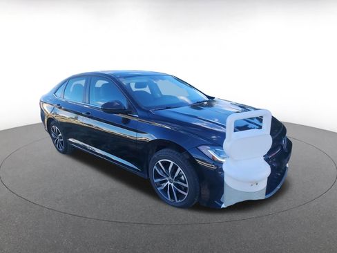 Used 2025 Volkswagen Jetta SE image 2