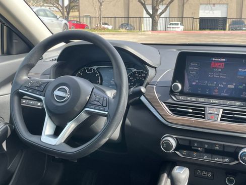 Used 2025 Nissan Altima 2.5 SV image 35