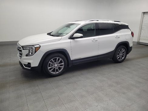 Used 2024 GMC Terrain SLT image 2