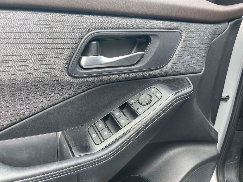 Used 2023 Nissan Rogue SV AWD/4WD image 17