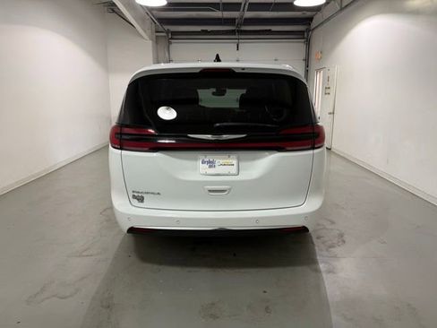 Used 2023 Chrysler Pacifica Touring-L image 5