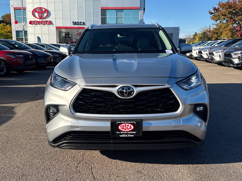 Used 2024 Toyota Highlander XLE AWD/4WD image 2