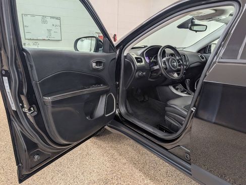 Used 2018 Jeep Compass Latitude w/ Cold Weather Group AWD/4WD image 6