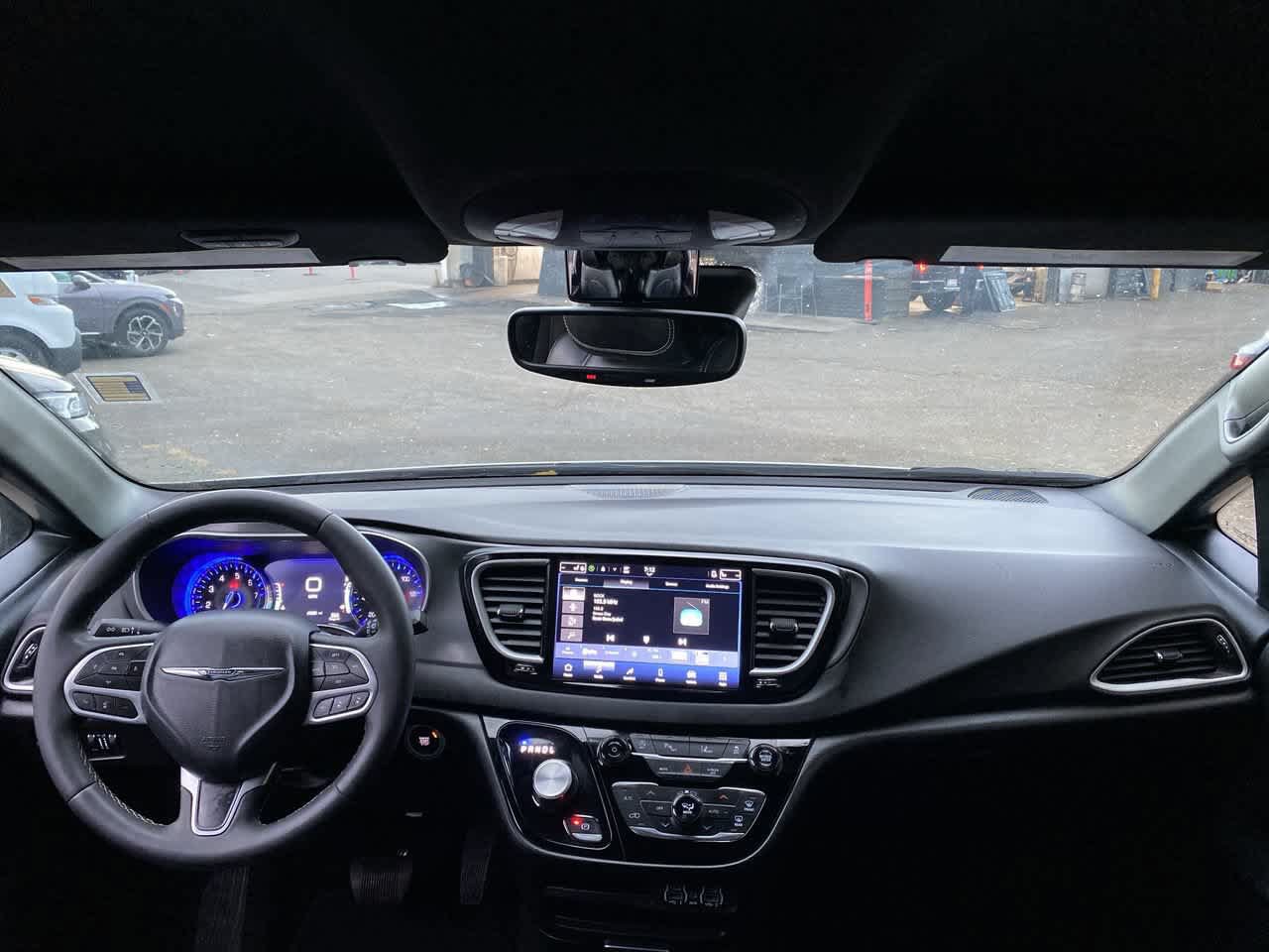 Used 2025 Chrysler Pacifica Select FWD image 12