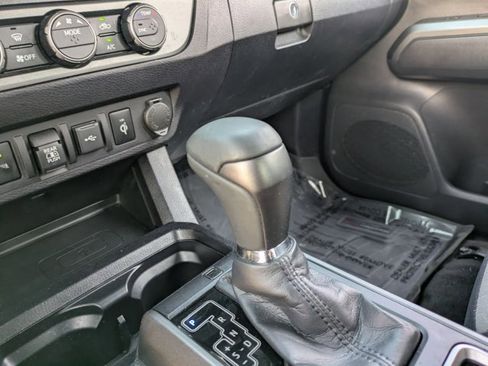 Used 2022 Toyota Tacoma TRD Sport w/ Technology Package image 12