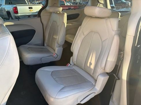 Used 2021 Chrysler Pacifica Touring-L FWD image 20