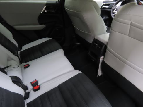 New 2025 Mitsubishi Outlander SE image 23