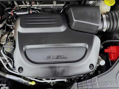 Used 2023 Chrysler Pacifica Touring FWD image 38