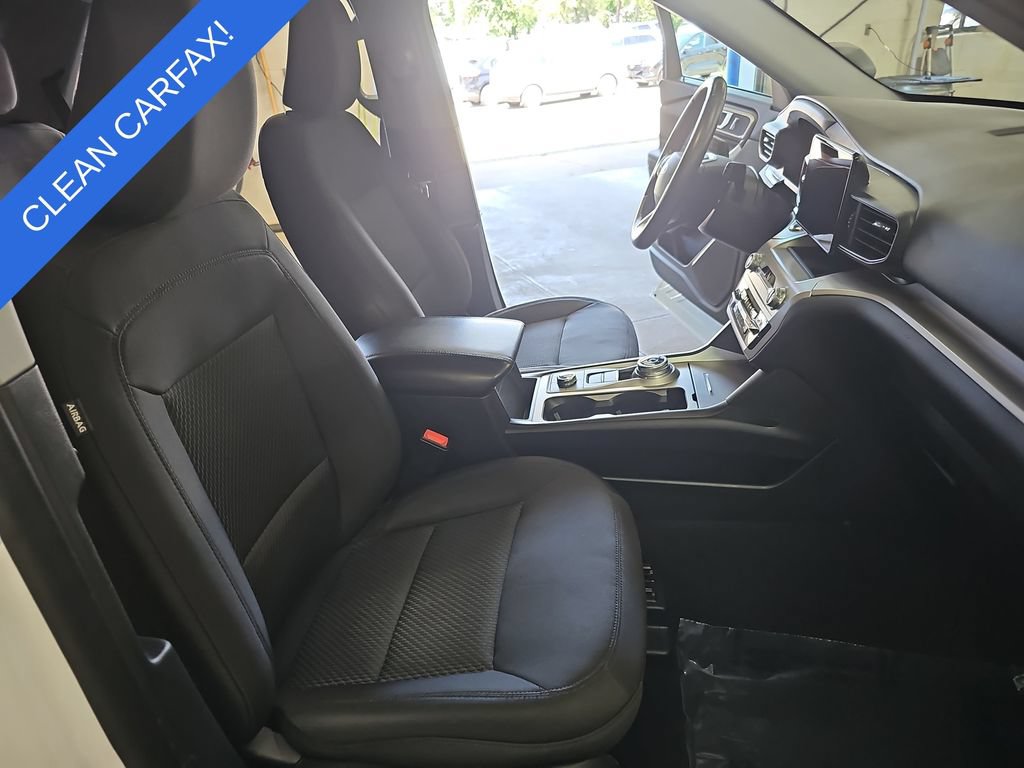 Used 2023 Ford Explorer XLT AWD/4WD image 10