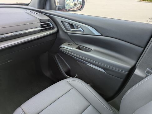 Used 2025 Chevrolet Traverse LT w/ Sun and Wheel Package FWD image 17