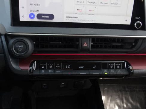 Used 2025 Toyota Prius Plug-In Hybrid image 31