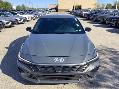 Certified 2025 Hyundai Elantra SEL image 3