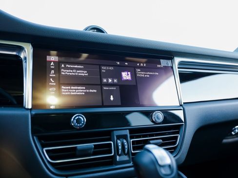 Certified 2025 Porsche Macan image 18