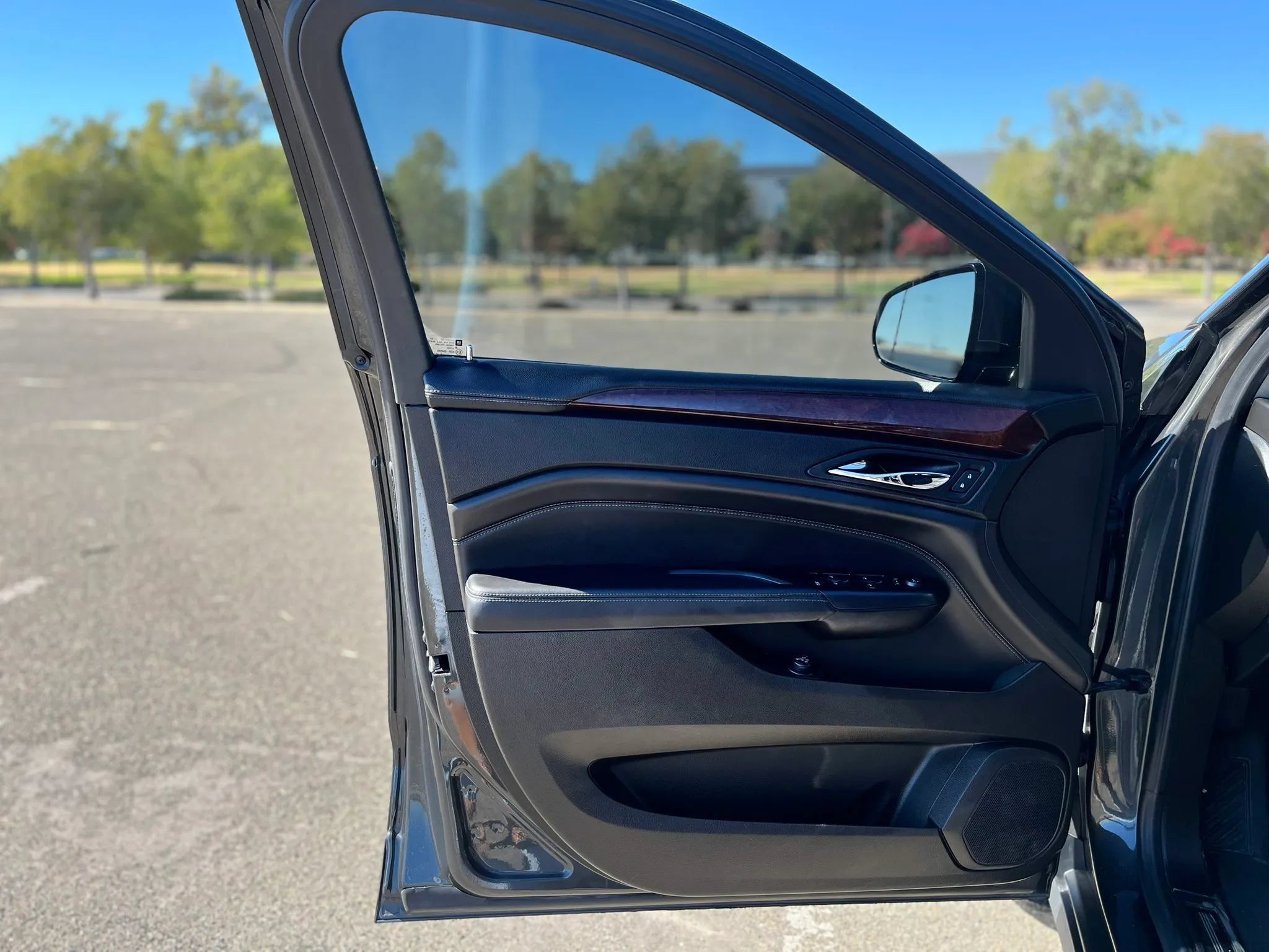Used 2016 Cadillac SRX Luxury w/ Driver Awareness Package FWD image 9