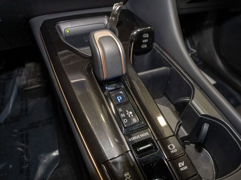 Used 2024 Toyota Crown Limited image 18