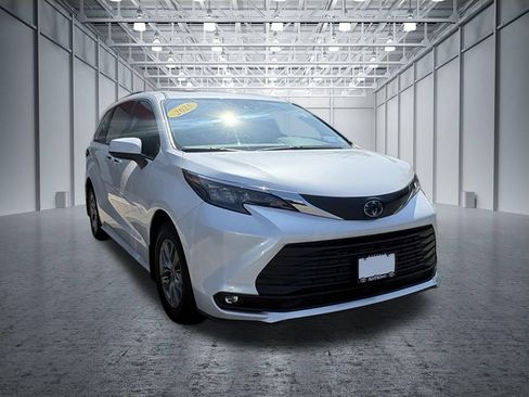 Used 2025 Toyota Sienna XLE w/ XLE Plus Package FWD image 4