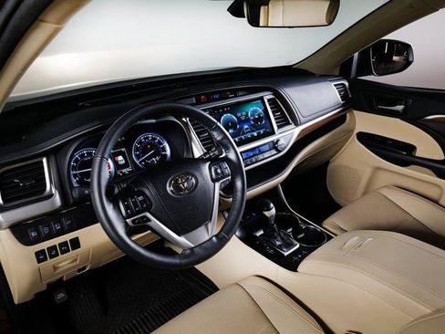 Used 2018 Toyota Highlander AWD V6 image 15