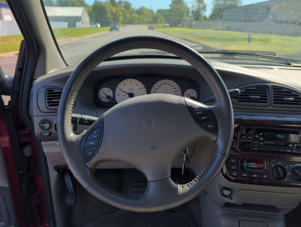 Used 1999 Chrysler Town & Country Limited FWD image 30