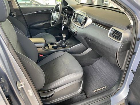 Used 2019 Kia Sorento L FWD image 16