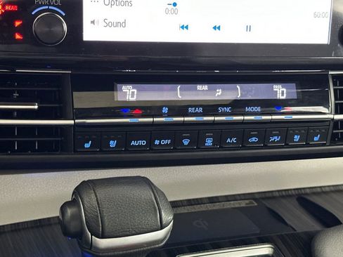 Used 2023 Toyota Sienna Limited image 21