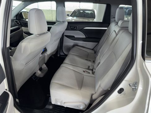Used 2019 Toyota Highlander LE FWD image 14