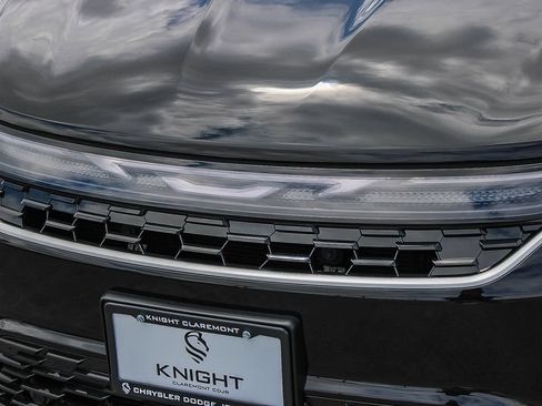 New 2027 Chrysler Pacifica Select FWD image 6