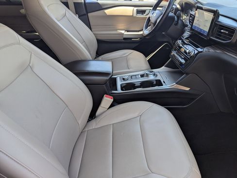 Used 2023 Ford Explorer Limited AWD/4WD image 9