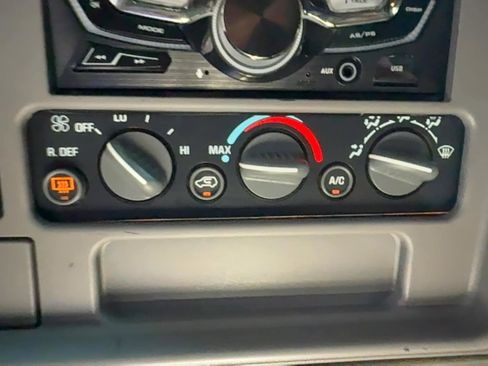 Used 1995 GMC Yukon SLE image 29