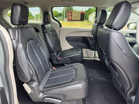 Used 2024 Chrysler Pacifica Touring-L FWD image 12