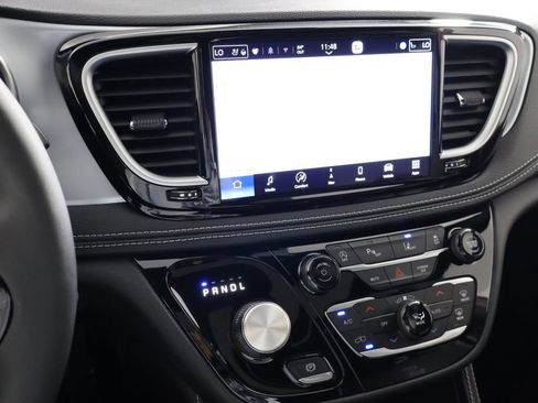 Used 2025 Chrysler Pacifica Limited FWD image 18
