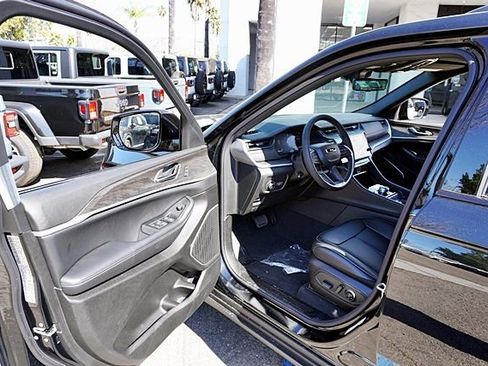 New 2026 Jeep Grand Cherokee Limited w/ Luxury Tech Group II image 42