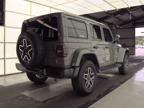 Used 2022 Jeep Wrangler Unlimited Sahara w/ Cold Weather Group AWD/4WD image 2