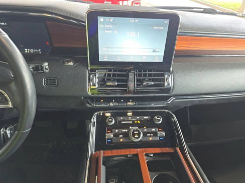 Used 2018 Lincoln Navigator Select w/ Technology Package AWD/4WD image 4