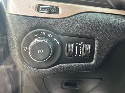 Used 2017 Jeep Cherokee Latitude w/ Cold Weather Group image 9