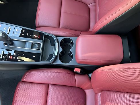 Certified 2025 Porsche Macan image 17