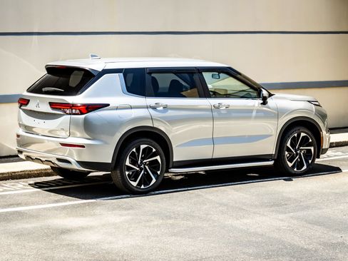 Used 2024 Mitsubishi Outlander SE AWD/4WD image 8