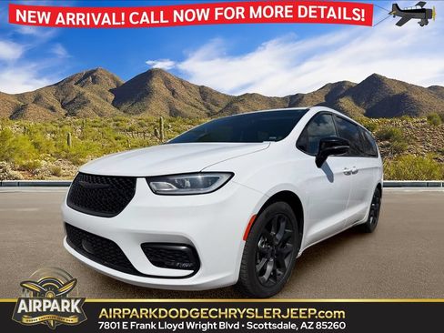 Used 2025 Chrysler Pacifica Limited FWD image 1