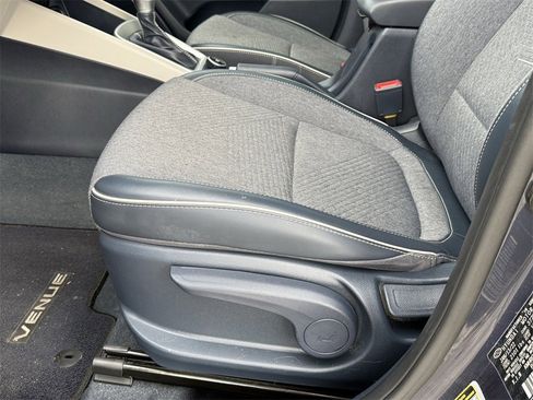 Used 2022 Hyundai Venue Limited image 13