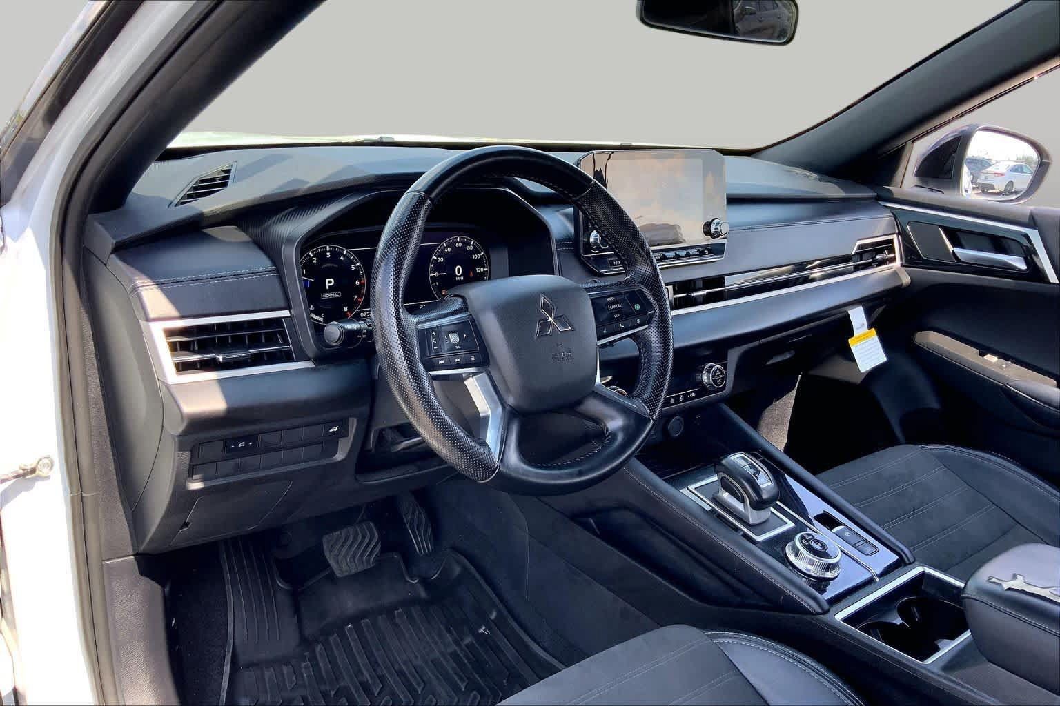 Used 2024 Mitsubishi Outlander SE Black Edition FWD image 17