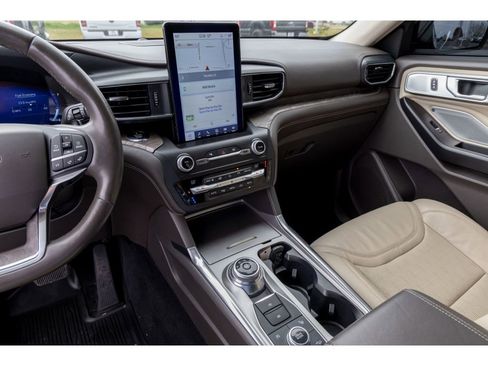 Used 2020 Ford Explorer Platinum w/ Premium Technology Package image 24