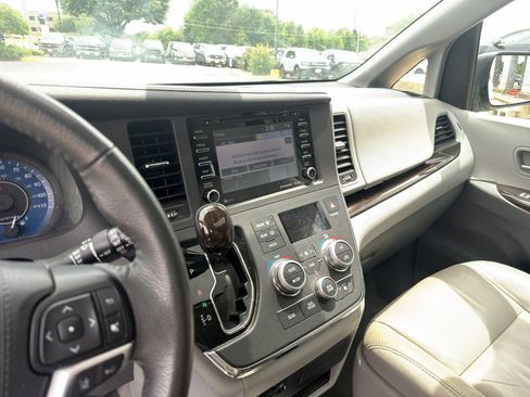 Used 2018 Toyota Sienna XLE w/ XLE Navigation Package FWD image 10