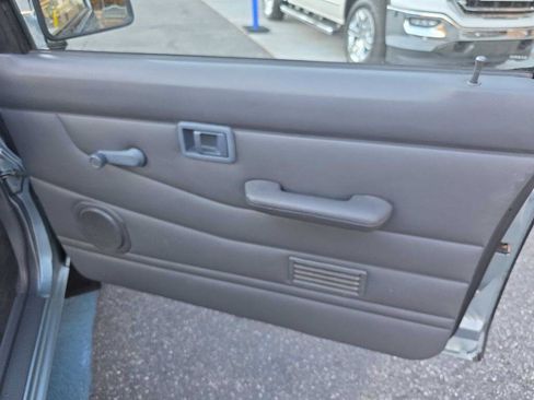 Used 1993 Nissan Pickup 2WD Regular Cab image 35