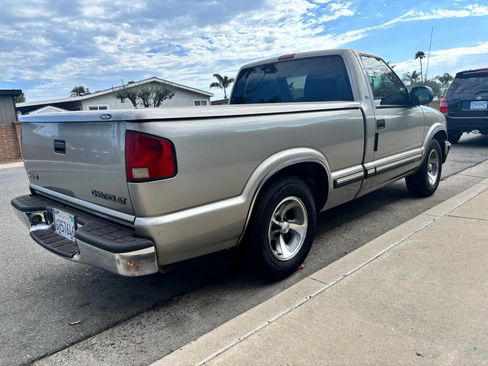 Used 2001 Chevrolet S10 Pickup LS w/ Preferred Equipment Group RWD image 3