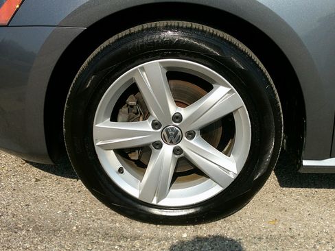 Used 2015 Volkswagen Passat 1.8T Limited Edition image 16