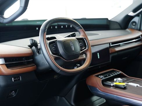 Used 2025 Lincoln Navigator Reserve image 19