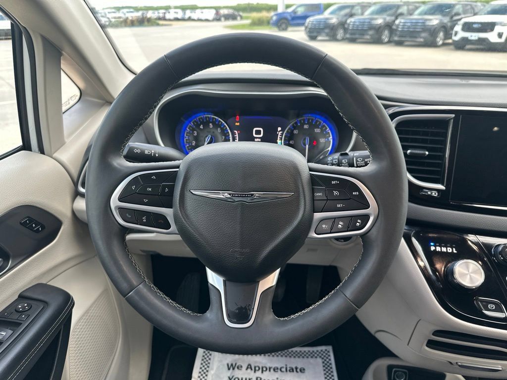 Used 2024 Chrysler Pacifica Touring-L FWD image 15